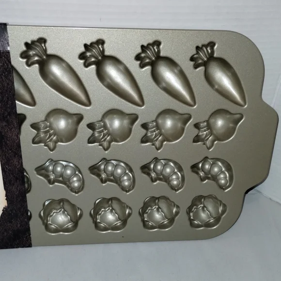 NWT Williams-Sonoma Nordic Ware Garden Patch Plaque Cakelet Pan